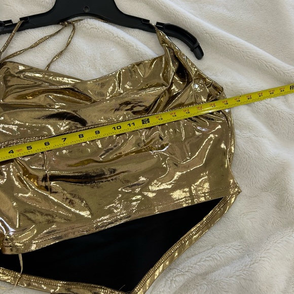 💰PRICE ⬇️ 
 PEACH • Metallic Gold Halter Top • XL - Picture 4 of 9